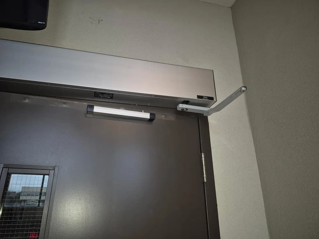 Commercial entrance photographed with an automatic operator